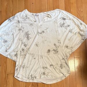 LuLaRoe Women's White and Gray V-Neck Top